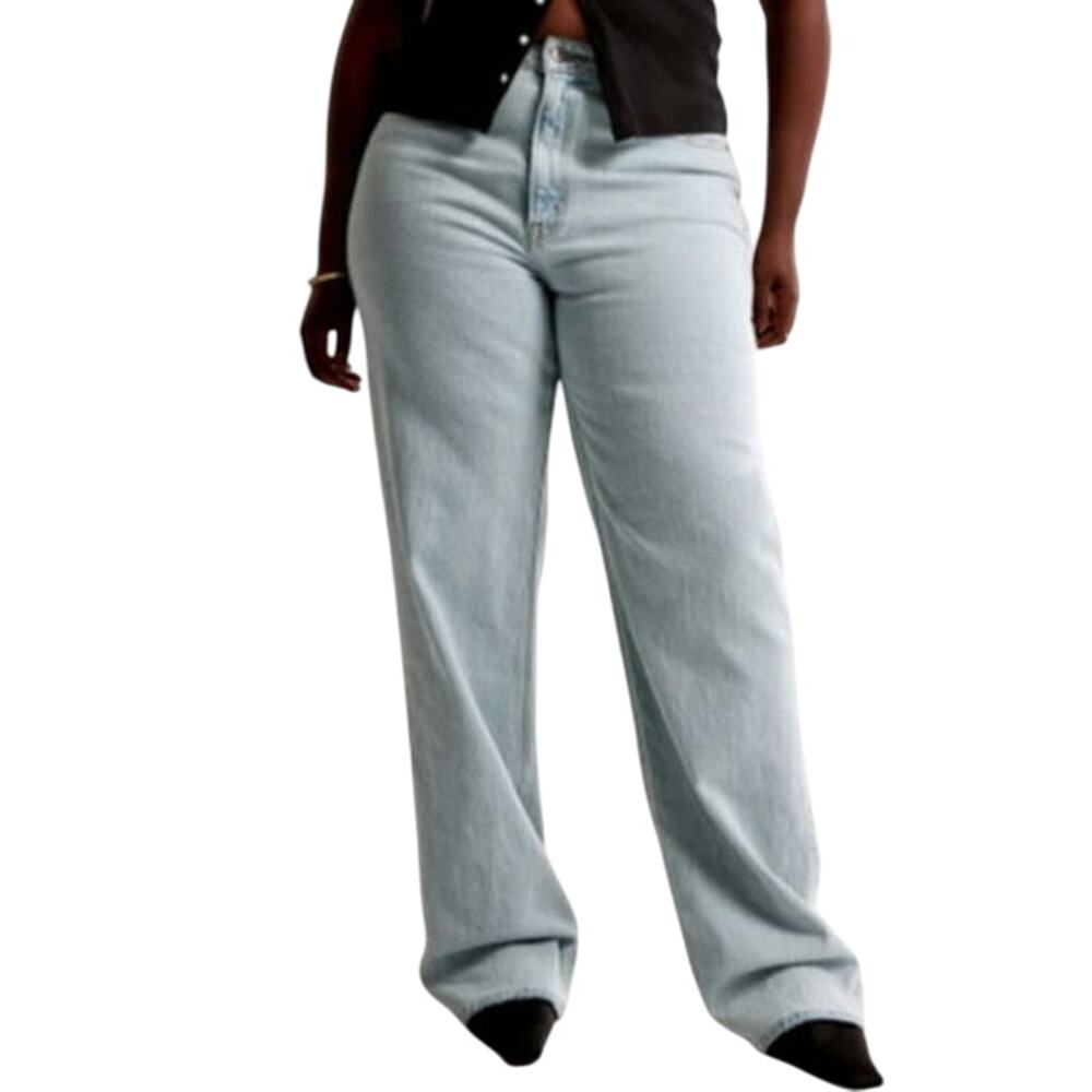 Abercrombie & Fitch Curve Love The 90's High Rise Relaxed Jean in Light Wash